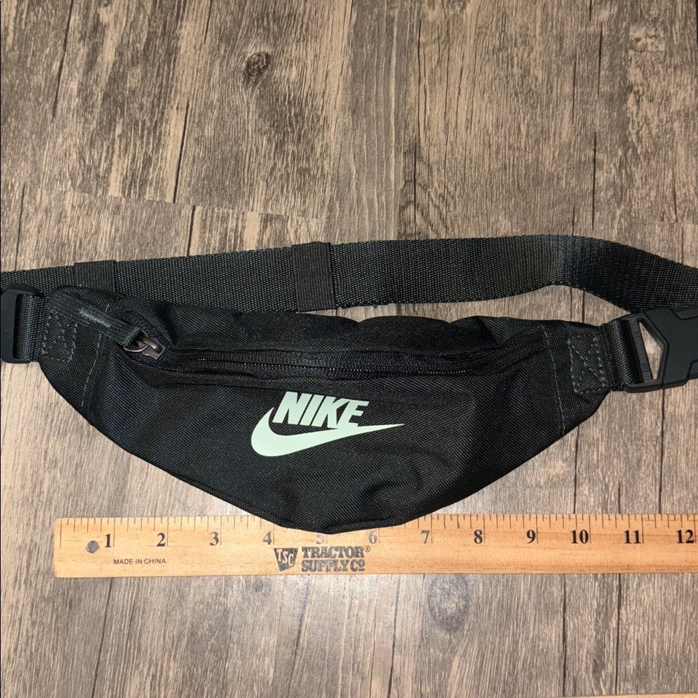 Nike from revolve Heritage Waistpack Bag - Picture 5 of 6